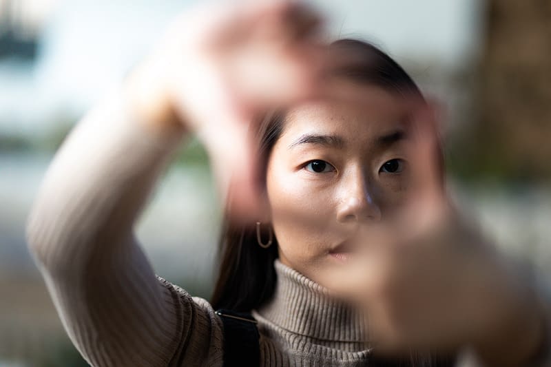 Woman lining up photo